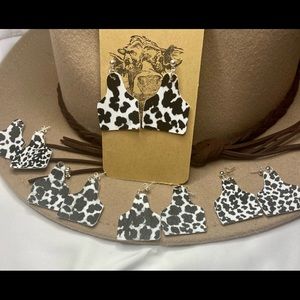 Cowprint/ tag earringss🌹